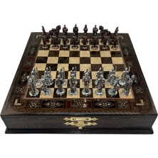 Gifthome Premium Orta Boy Metal Truva & Sparta Satranç Takımı  ve Sandıklı Masif Ahşap Satranç Tahtası (28X28X5,5 Cm.)