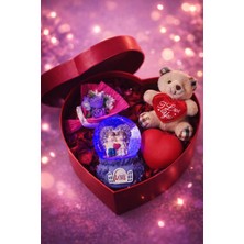Home Dekor Hediye Sevgiliye Romantik Hediye Kutusu Işıklı Kalp Mor Kar Küresi Peluş Ayıcık ve Gül Buketi Hediye SETI02