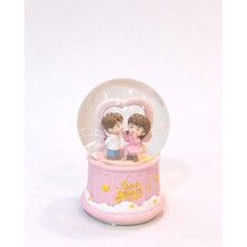 Zeflazerhediyelik Kişiye Özel Romantik Kar Küresi – Kalp Detaylı Sevgili Figürü (Orta Boy)