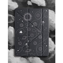 Nurdic iPad Pro 11 2020 (2.nesil) M1 Çipli Kılıf Uyku Modlu Kalem Bölmeli Desenli Planet