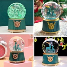 By Nevser Pilli Işıklı Müzikli Kar Küresi–iki Geyikli Yeşil Figürlü Eğlenceli Masaüstü Biblo, LED Aydınlatmalı Dekoratif Hediyelik Kar Küresi