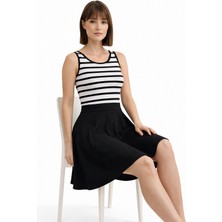 Kadın Siyah Sekiz Parça Dokuma Kumaş Diz Üstü Kloş Etek