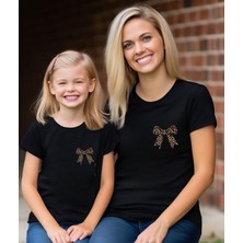 Aselinda Leoparlı Fiyonk Baskılı Pamuklu Yuvarlak Yaka Tişört