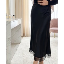 Modamorfo Ucu Dantel Detaylı Saten Etek -Siyah