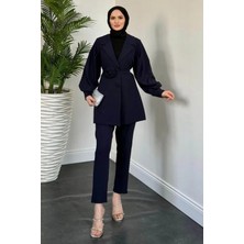Tesettür Diyarı Kuşağı Gül Detaylı Krep Kumaş Pantolonlu Takım- Lacivert