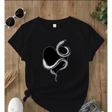 herkesemoda Kalp ve Yılan  Baskı Detaylı Basic T-Shirt