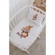 Lilabio Isme Özel %100 Pamuk Lastikli Park Yatak Çarşaf Seti (60X120) Çiçek Tutan Tavşan