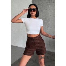 Indispensablely Zarif ve Şıklığı Bir Arada Sunan Yüksek Bel Krep Esnek Çimalı Çizgili Şort Kahverengi