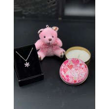 Masalsı Concept 14 Şubat Sevgililer Günü Peluş Ayıcık & Kolye & Mum Seti – Sevgiliye Anlamlı Hediye Görseldeki Gibidir