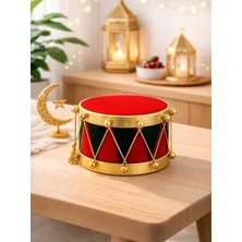 Parti Adresi Ramazan Davulu Dekoratif Masa Süsü – Kırmızı Yeşil Altın Detaylı 16 cm