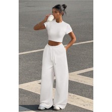 Tarz Cool Kadın Beyaz Crop Tişört ve Yüksek Bel Bol Paça Eşofman Altı Takımı Rahat Günlük Spor Kombin