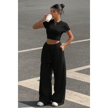 Tarz Cool Kadın Beyaz Crop Tişört ve Yüksek Bel Bol Paça Eşofman Altı Takımı Rahat Günlük Spor Kombin