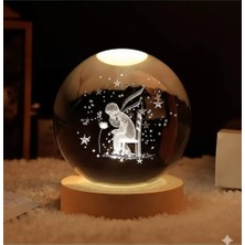 Eser Ticarett 3D Kristal Küre LED Gece Lambası – Melek Figürlü Dekoratif Cam Küre Abajur – Ahşap Standlı Sıcak Işık Masa Lambası – Sevgiliye, Anneye, Öğretmene Hediye