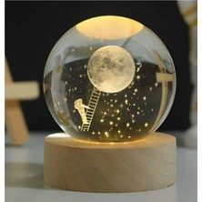 Wonium 3D Ay Figürlü Kristal Cam Küre LED Gece Lambası – Ahşap Standlı Dekoratif Işık