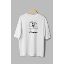 Overoz Yankees Snoopy Baseball Baskılı Yarı Oversize Beyaz T-Shirt 1156