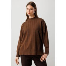 On Fashion Kadın Yuvarlak Yaka Pul Detaylı Kahverengi Kazak 60302