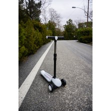 Pozart Pro Işıklı ve Katlanabilir LED Işıklı 3 Tekerlekli Çocuk Scooter 50KĞ Kapasite 3+Yaş