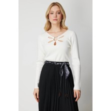 On Fashion Kadın Yakası Pencereli Yaka Aksesuarlı Ekru Kazak 63322