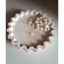 Dust Candle Studio Doğal Kokulu ve El Yapımı Özel Tasarım Inci Detaylı Mum