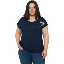 Disentis Modest Büyük Beden Düşük Kısa Kollu Omuzda Papatya Desenli Lacivert Bluz