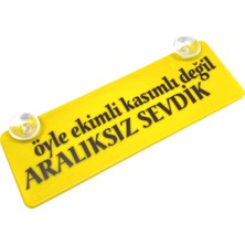 Özgürce Sevdik Yazılı Sarı Dekor Plaka Vantuzlu Cam Süsü 22X7.5CM