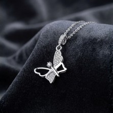 Taşlı Kelebek Figürlü Kadın Kolye – Minimal ve Romantik Tasarım