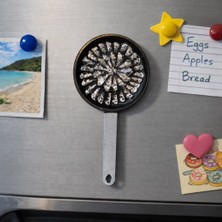 Seymen Bıçakçılık Hamsi Tava Tasarımlı Buzdolabı Magneti – Karadeniz Temalı Dekoratif Mıknatıslı Süs