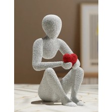 Kalp Tutan Kadın Figürü (13 Cm)