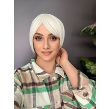 Aura Peruk Beyaz Renk Ronunda Olan Kısa Perçemli Tina Modelimiz