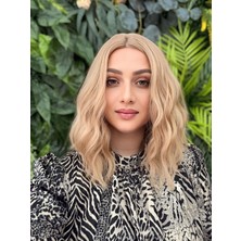 Aura Peruk Karamel Renk Tonunda Olan Şahane Dalgaya Sahip Perçemsiz Stella Modelimiz