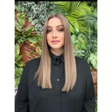 Aura Peruk Rus Kumralı Renk Tonuna Sahip Mat Görünümdeki Della Modelimiz