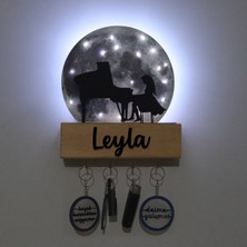 Normadia Işıklı Pleksi Dolunay Kişiselleştirilebilir Biblo, Piyano Çalan Kız Anahtarlık