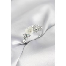 Pazarcan Gümüş Renk Pirinç Çiçek Model Zirkon Taşlı Kadın Yüzük