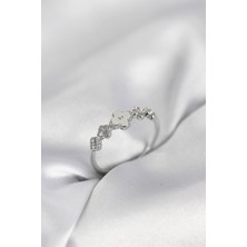 Mç Plus Erb Gümüş Renk Minimal Yonca ve Zirkon Taşlı Kadın Yüzük