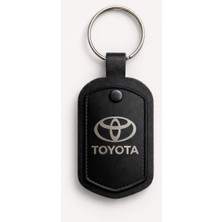 Toyota Logolu Siyah Deri Anahtarlık – Lazer Kazıma Metal Logo – Dayanıklı ve Şık Oto Anahtarlık Aksesuarı