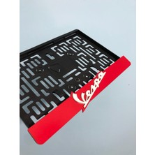 Özgürce Kırmızı Vespa Veyaz Pleksi Motor Plakası, Şık ve Dayanıklı Tasarım