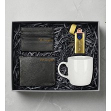 vegahediye v vega Kişiye Özel Hediye Seti: Sarı USB Çakmak, Erkek Cüzdan, Kartlık ve Beyaz Kupa