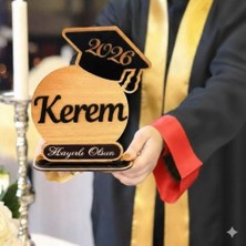 Evsay Mezunun Adı ve Kep Tasarımıyla Kişiselleştirilmiş Mezuniyet Masa Üstü Süsü