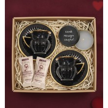 Kişiye Özel Metal Kutulu Mum & 2’li Siyah Gold Detaylı Türk Kahvesi Fincan Takımı & 2’li Tek Kullanımlık Kahve Hediye Seti