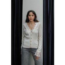 Havoş Ekru Sedef Düğmeli Dantel Detaylı Hırka