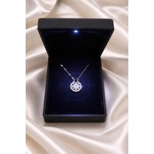 Gözde Aksesuarım Işıklı Kutuda Mıknatıslı Gümüş Yonca Kolye Çelik