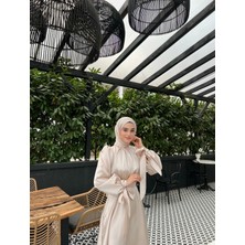 Kadner Peri Bej Önü Büzgülü Şanel Saten Kumaş Lüks Tesettür Abiye Elbise