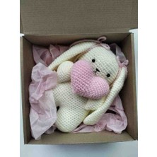 Elizi Dünyası Aşk Dolu Tavşan: Kalp Figürlü Amigurumi Bebek Oyuncağı