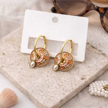 Gold Madalyon Detaylı Halka Küpe – Işıltılı ve Özgün Tasarım