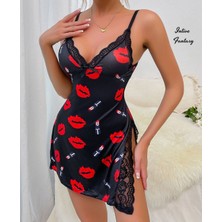 Intive Lingerie Intive Fantasy Öpücük ve Ruj Desenli Yırtmaçlı Dantel Detaylı Siyah Gecelik