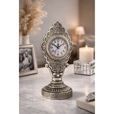 Home Dekor Hediye Nostaljik Vintage Taş Işlemeli Kabartmalı Lüks Gümüş Renk Dekoratif Salon ve Ofis Masa Saati 29 cm