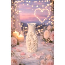 Romantik Çift Figürlü Dekoratif Seramik Vazo – Krem Renk, Gül Detaylı Şık Ev Dekoru