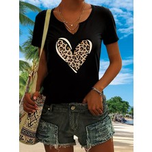 Mercoledi Kadın Leopar Kalp Baskılı Yarım V-Yaka Kollu Regular Kalıp Rahat T-Shirt