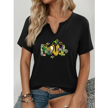 Mercoledi Kadın Mardi Gras Baskılı Yarım V-Yaka Kollu Regular Kalıp Rahat T-Shirt