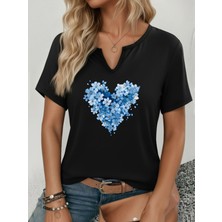 Mercoledi Kadın Mavi Kalp Baskılı Yarım V-Yaka Kollu Regular Kalıp Rahat T-Shirt